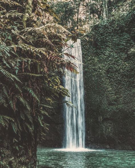 Lianzhou Waterfall! A Majestic Cascade Amidst Ancient Limestone Peaks