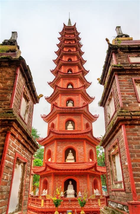 The Tran Quoc Pagoda: A Majestic Temple Embracing Serenity and History on West Lake!